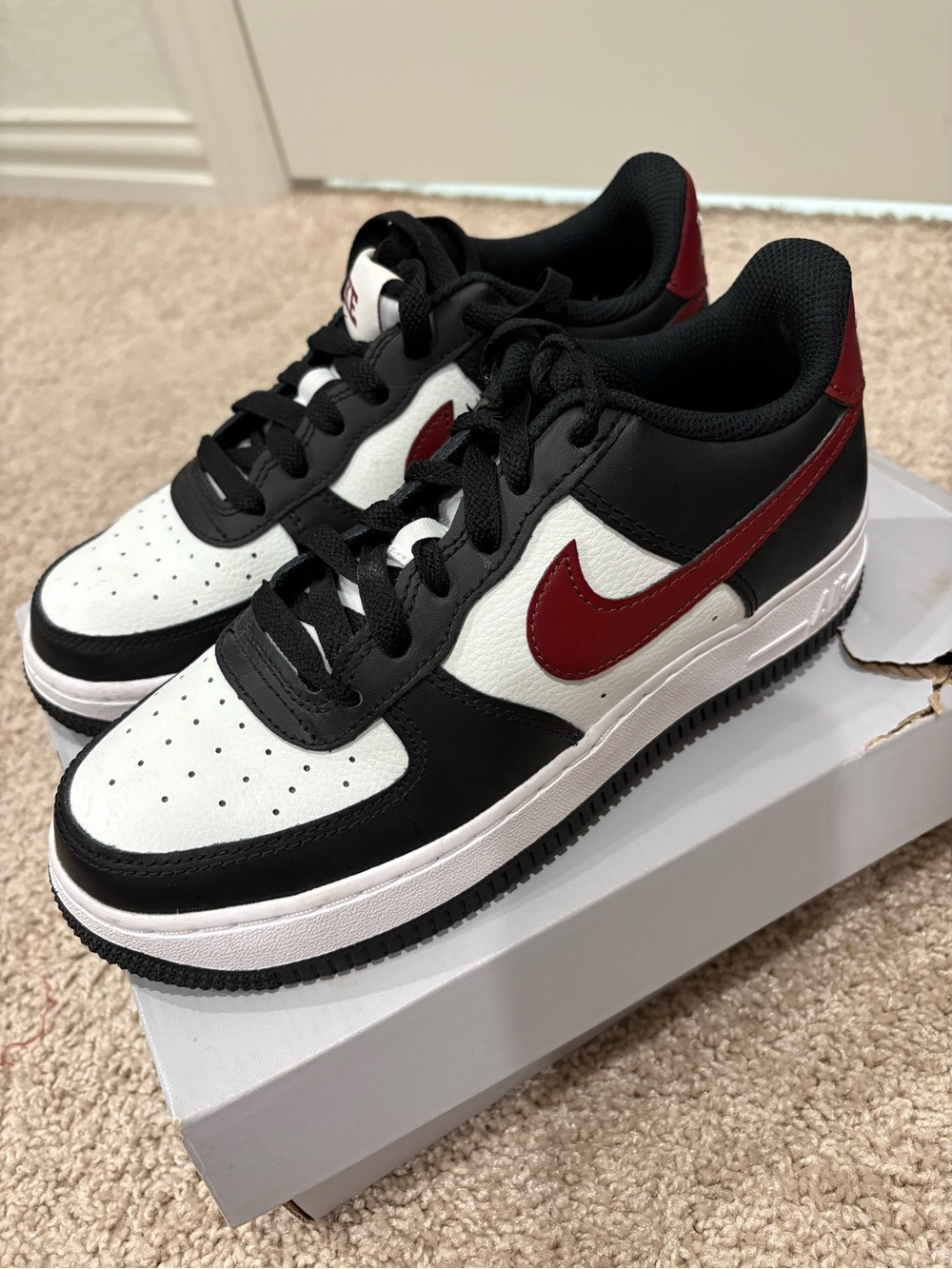 Nike Kids Black, White & Red Low-Top Sneakers